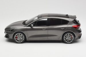 Ford Focus ST Mk4 Cinzento MCG 1:18 MCG18454 Metal - imagem 3 de 6