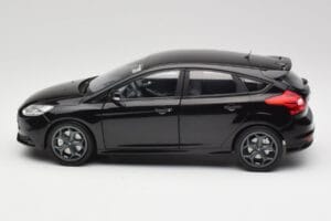 Ford Focus ST Mk2 Panther Black Metallic Minichamps 1:18 110082000 Metal - imagem 4 de 8