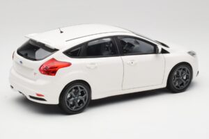 Ford Focus ST Mk2 Branco Minichamps 1:18 110082004 Metal - imagem 3 de 8