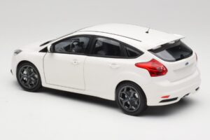 Ford Focus ST Mk2 Branco Minichamps 1:18 110082004 Metal - imagem 7 de 8