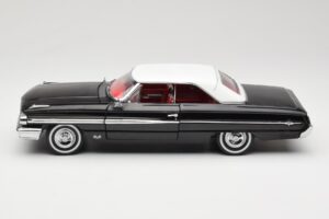 Ford Galaxie 500 Preto Sun Star 1:18 1442 Metal - imagem 4 de 8