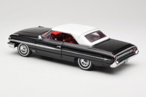 Ford Galaxie 500 Preto Sun Star 1:18 1442 Metal - imagem 7 de 8