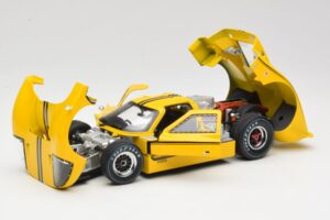 Ford GT40 Mk IV Amarelo 1967 Shelby Collectibles 1:18 31414S Metal - imagem 2 de 8