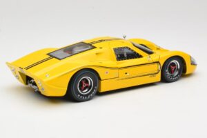 Ford GT40 Mk IV Amarelo 1967 Shelby Collectibles 1:18 31414S Metal - imagem 3 de 8
