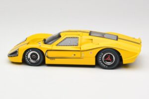 Ford GT40 Mk IV Amarelo 1967 Shelby Collectibles 1:18 31414S Metal - imagem 4 de 8