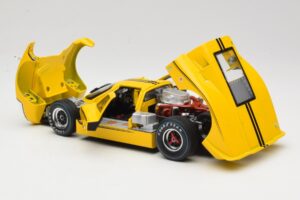 Ford GT40 Mk IV Amarelo 1967 Shelby Collectibles 1:18 31414S Metal - imagem 5 de 8