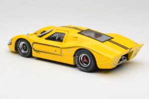 Ford GT40 Mk IV Amarelo 1967 Shelby Collectibles 1:18 31414S Metal - imagem 7 de 8
