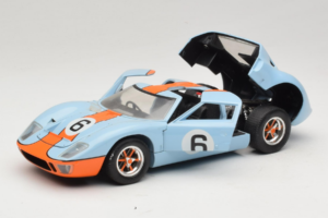 Ford GT40 Gulf #6 J. Ickx / J. Oliver 24 Hours of Le Mans 1969 Revell 1:18 48824 Metal - imagem 2 de 8