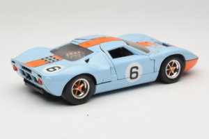 Ford GT40 Gulf #6 J. Ickx / J. Oliver 24 Hours of Le Mans 1969 Revell 1:18 48824 Metal - imagem 3 de 8