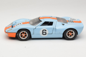Ford GT40 Gulf #6 J. Ickx / J. Oliver 24 Hours of Le Mans 1969 Revell 1:18 48824 Metal - imagem 4 de 8
