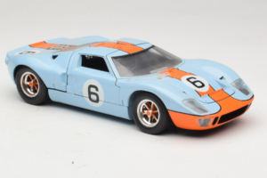Ford GT40 Gulf #6 J. Ickx / J. Oliver 24 Hours of Le Mans 1969 Revell 1:18 48824 Metal - imagem 6 de 8
