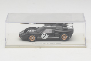 Ford GT40 Mk II #2 B. McLaren / C. Amon Shelby American Winner 24 Hours of Le Mans 1966 Spark 1:43 43LM66-O1 Resina - imagem 4 de 4