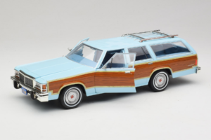 Ford LTD Country Squire Charlie's Angels Movie GreenLight 1:18 19066 Metal - imagem 2 de 8