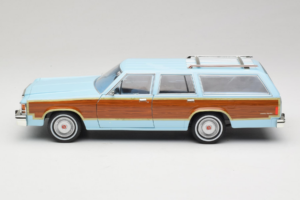 Ford LTD Country Squire Charlie's Angels Movie GreenLight 1:18 19066 Metal - imagem 4 de 8