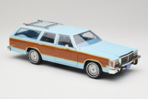 Ford LTD Country Squire Charlie's Angels Movie GreenLight 1:18 19066 Metal - imagem 6 de 8