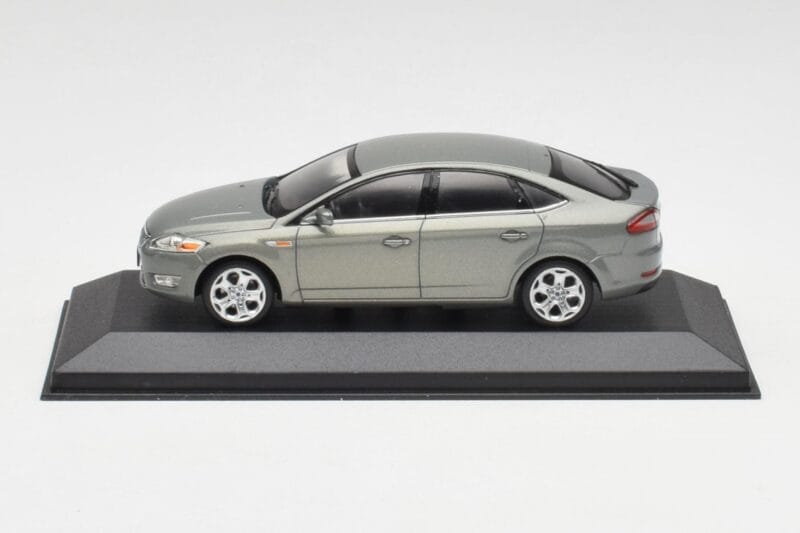 Ford Mondeo Mk3 Sedan Cinzento Metallic Minichamps 1:43 IND403086003 Metal
