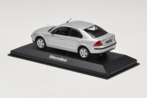 Ford Mondeo Mk3 Sedan Prata Minichamps 1:43 MONDEO005 Metal - imagem 3 de 4