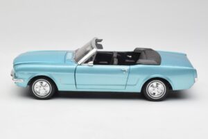 Ford Mustang Cabriolet Arcadian Blue Revell 1:18 8832-F1 Metal - imagem 4 de 8