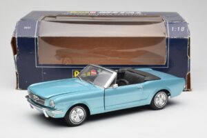Ford Mustang Cabriolet Arcadian Blue Revell 1:18 8832-F1 Metal - imagem 8 de 8