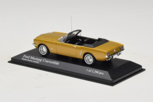 Ford Mustang Cabriolet Dourado Minichamps 1:43 400082432 Metal - imagem 3 de 4