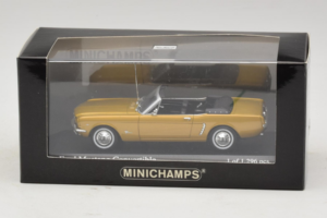 Ford Mustang Cabriolet Dourado Minichamps 1:43 400082432 Metal - imagem 4 de 4