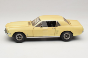 Ford Mustang Coupe Amarelo The Walking Dead Greenlight 1:18 12958 Metal - imagem 4 de 8