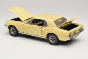 Ford Mustang Coupe Amarelo The Walking Dead Greenlight 1:18 12958 Metal - imagem 5 de 8