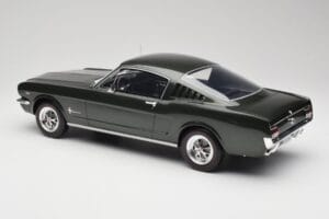 Ford Mustang Fastback Ivy Green Otto 1:12 G079 Resina - imagem 5 de 6