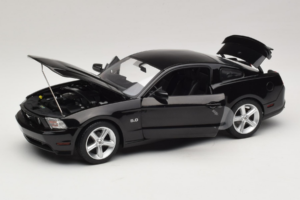 Ford Mustang GT Preto Drive Movie GreenLight 1:18 13609 Metal - imagem 2 de 8