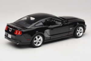 Ford Mustang GT Preto Drive Movie GreenLight 1:18 13609 Metal - imagem 3 de 8