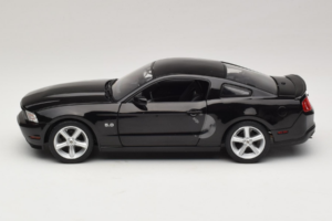 Ford Mustang GT Preto Drive Movie GreenLight 1:18 13609 Metal - imagem 4 de 8