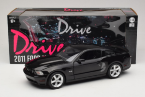 Ford Mustang GT Preto Drive Movie GreenLight 1:18 13609 Metal - imagem 8 de 8