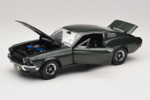 Ford Mustang GT Bullitt com Figura de Steve McQueen Greenlight 1:18 12885 Metal - imagem 2 de 8