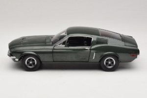 Ford Mustang GT Bullitt com Figura de Steve McQueen Greenlight 1:18 12885 Metal - imagem 4 de 8