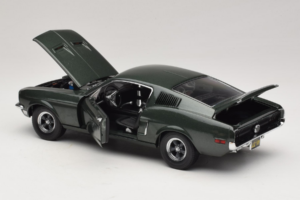 Ford Mustang GT Bullitt com Figura de Steve McQueen Greenlight 1:18 12885 Metal - imagem 5 de 8