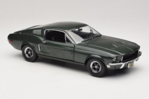 Ford Mustang GT Bullitt com Figura de Steve McQueen Greenlight 1:18 12885 Metal - imagem 6 de 8