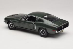 Ford Mustang GT Bullitt com Figura de Steve McQueen Greenlight 1:18 12885 Metal - imagem 7 de 8