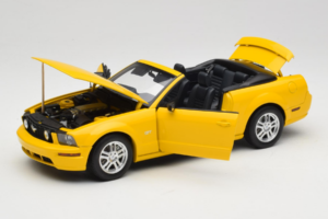 Ford Mustang GT S197 Cabriolet Screaming Yellow AUTOart 1:18 73062 Metal - imagem 2 de 8