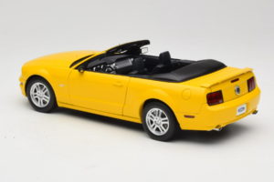 Ford Mustang GT S197 Cabriolet Screaming Yellow AUTOart 1:18 73062 Metal - imagem 7 de 8