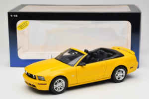Ford Mustang GT S197 Cabriolet Screaming Yellow AUTOart 1:18 73062 Metal - imagem 8 de 8