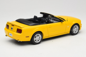 Ford Mustang GT S197 Cabriolet Screaming Yellow AUTOart 1:18 73062 Metal - imagem 3 de 8