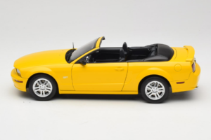 Ford Mustang GT S197 Cabriolet Screaming Yellow AUTOart 1:18 73062 Metal - imagem 4 de 8