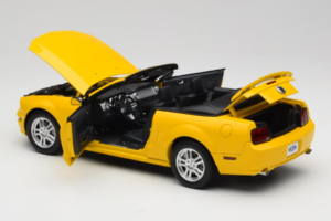 Ford Mustang GT S197 Cabriolet Screaming Yellow AUTOart 1:18 73062 Metal - imagem 5 de 8