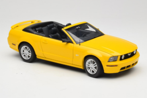 Ford Mustang GT S197 Cabriolet Screaming Yellow AUTOart 1:18 73062 Metal - imagem 6 de 8