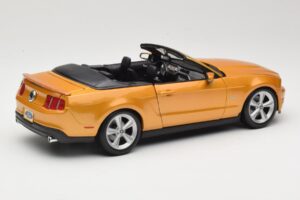 Ford Mustang GT S197 Cabriolet Dourado Maisto 1:18 31158 Metal - imagem 2 de 7