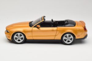 Ford Mustang GT S197 Cabriolet Dourado Maisto 1:18 31158 Metal - imagem 3 de 7
