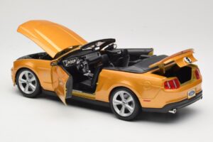 Ford Mustang GT S197 Cabriolet Dourado Maisto 1:18 31158 Metal - imagem 4 de 7