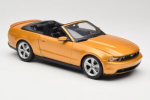Ford Mustang GT S197 Cabriolet Dourado Maisto 1:18 31158 Metal - imagem 5 de 7
