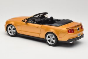 Ford Mustang GT S197 Cabriolet Dourado Maisto 1:18 31158 Metal - imagem 6 de 7
