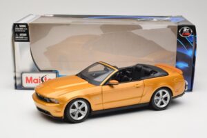 Ford Mustang GT S197 Cabriolet Dourado Maisto 1:18 31158 Metal - imagem 7 de 7
